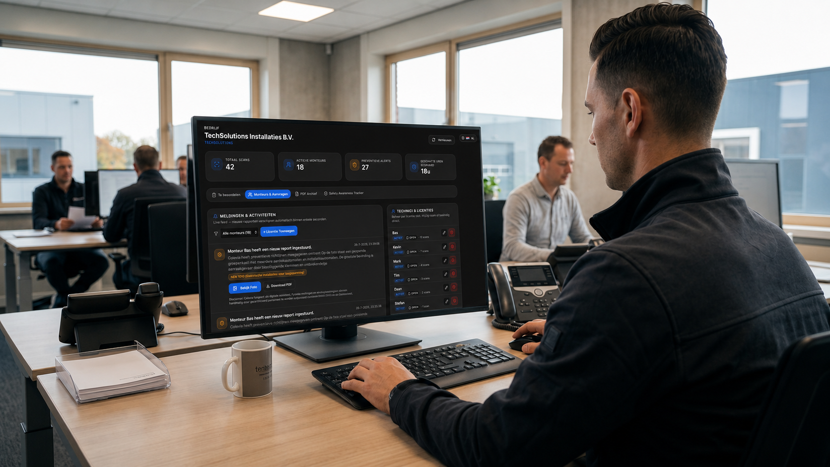 Backoffice-medewerker bekijkt het Colevia-dashboard op een monitor